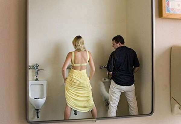 Жена тайно подсматривает за изменой мужа со стройной брюнеткой за дверью