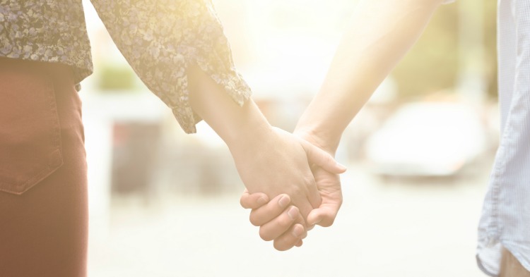 [Imagem: Couple-holding-hands-FB-resize.jpg]