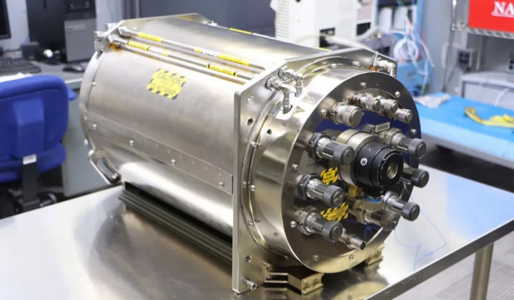 Imagem de equipamento que recicla urina em água da NASA