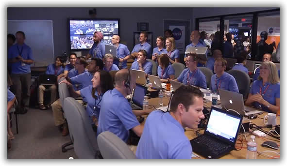 Imagem equipa de engenheiros da NASA a usar Macs