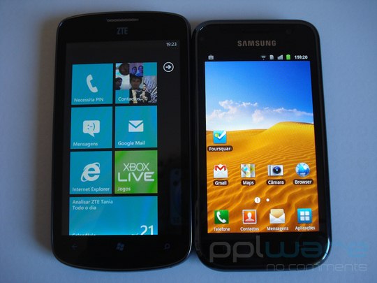 Comparação da altura e dimensão do ecrã entre o ZTE Tania (à esquerda) e o Samsung Galaxy S (à direita).