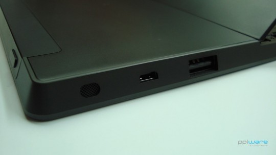 Lateral direita - altifalante, saída de vídeo micro-HDMI e porta USB 2.0.