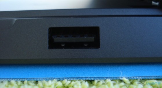 Porta USB 3.0 de dimensões normais, ideal para ligar um disco rígido ou uma pen 3G.