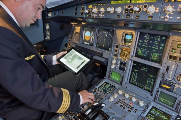 Piloto usa a app FlySmart no iPad aos comandos de um Airbus