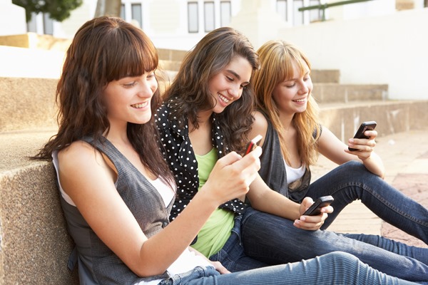 teenage-girls-texting-mobile