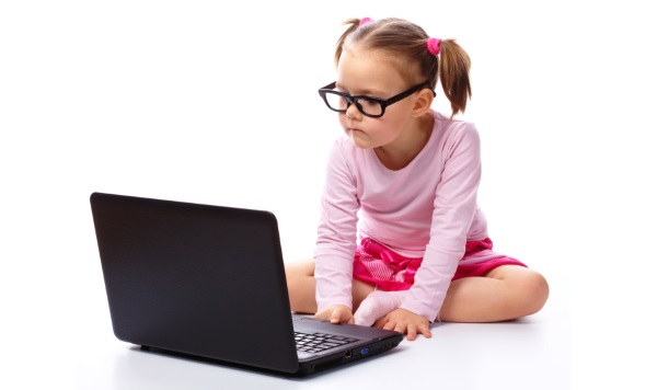 Crianças do 2º Ano treinam a tabuada nas aulas de Informática