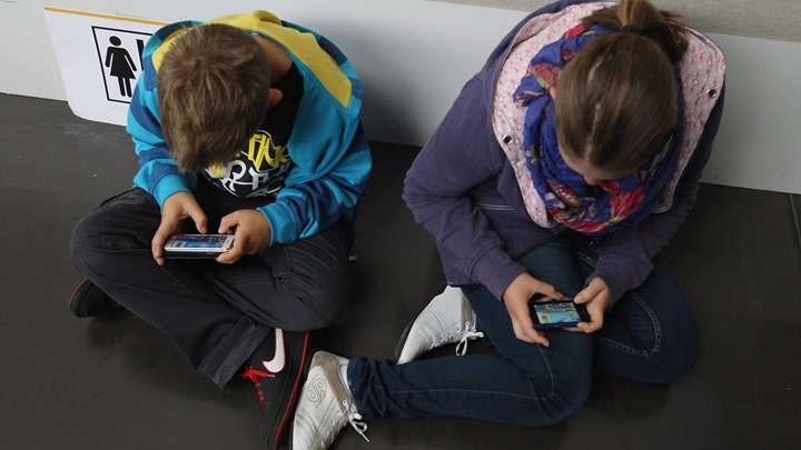 kids-with-smartphones