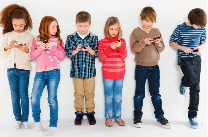 Crianças com smartphone