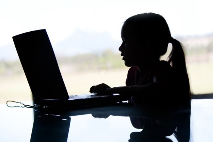 young_girl_on_laptop-600x400