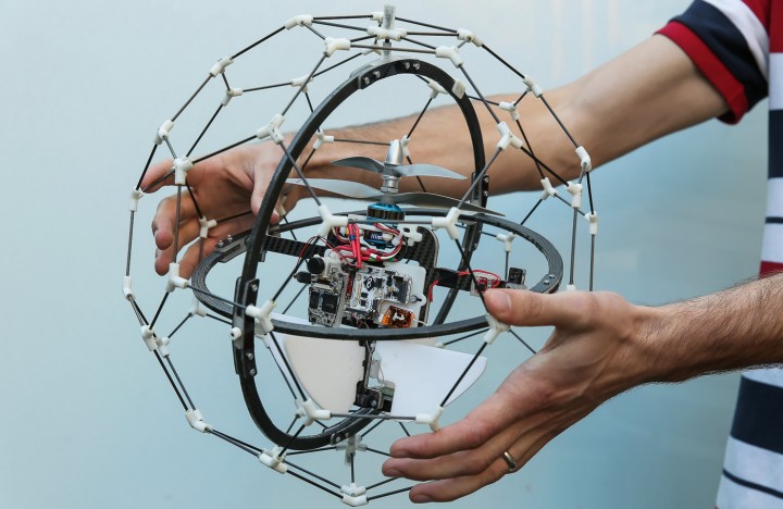 Imagem do Gimball, um drone dentro de uma gaiola que chega a locais incríveis
