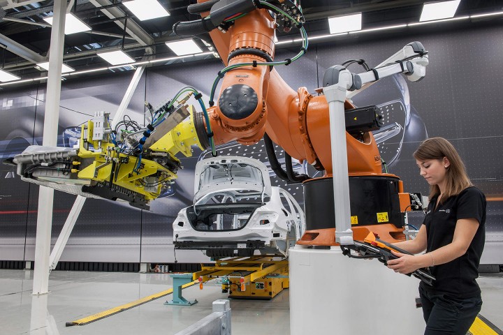 Mercedes substitui robôs por pessoas