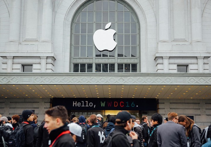 wwdc-crowd-and-exterior-8684