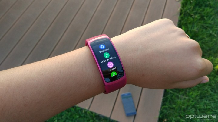 Ilustração de smartwatches e smartbands com braceletes que podem transportar bactérias
