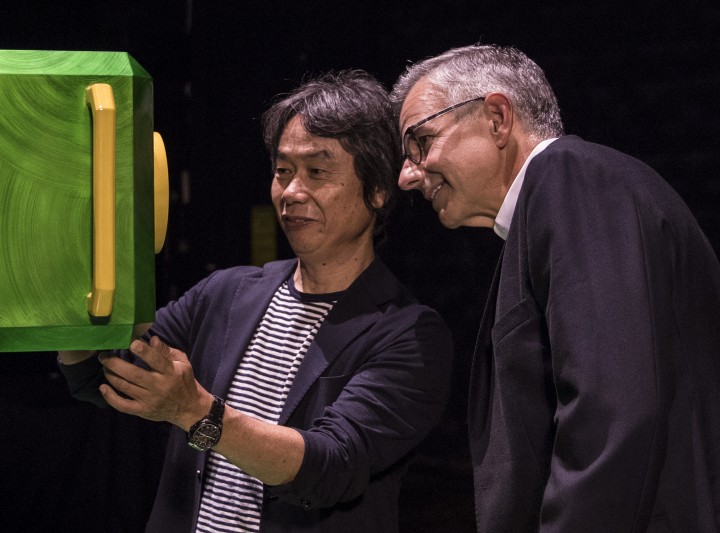 Shigeru Miyamoto, Diretor e responsável criativo da Nintendo, discute estas atrações com Mark Woodbury, presidente da Universal Creative. © 2016 Universal Studios. All Rights Reserved