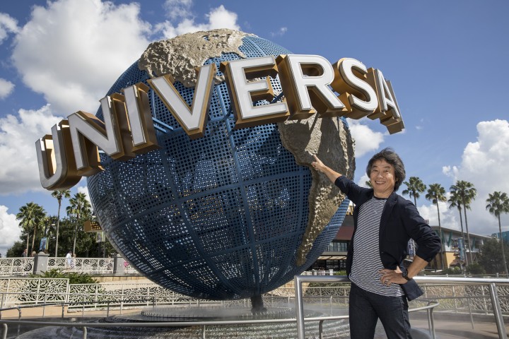 Shigeru Miyamoto, criador do Mario, à porta do Universal Orlando Resort. As áreas Nintendo serão implementadas em três parques de diferentes partes do mundo. © 2016 Universal Studios. All Rights Reserved