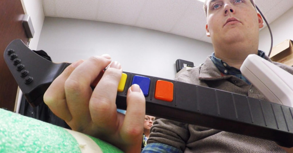 Tetraplégico recebe implante cerebral e joga Guitar Hero