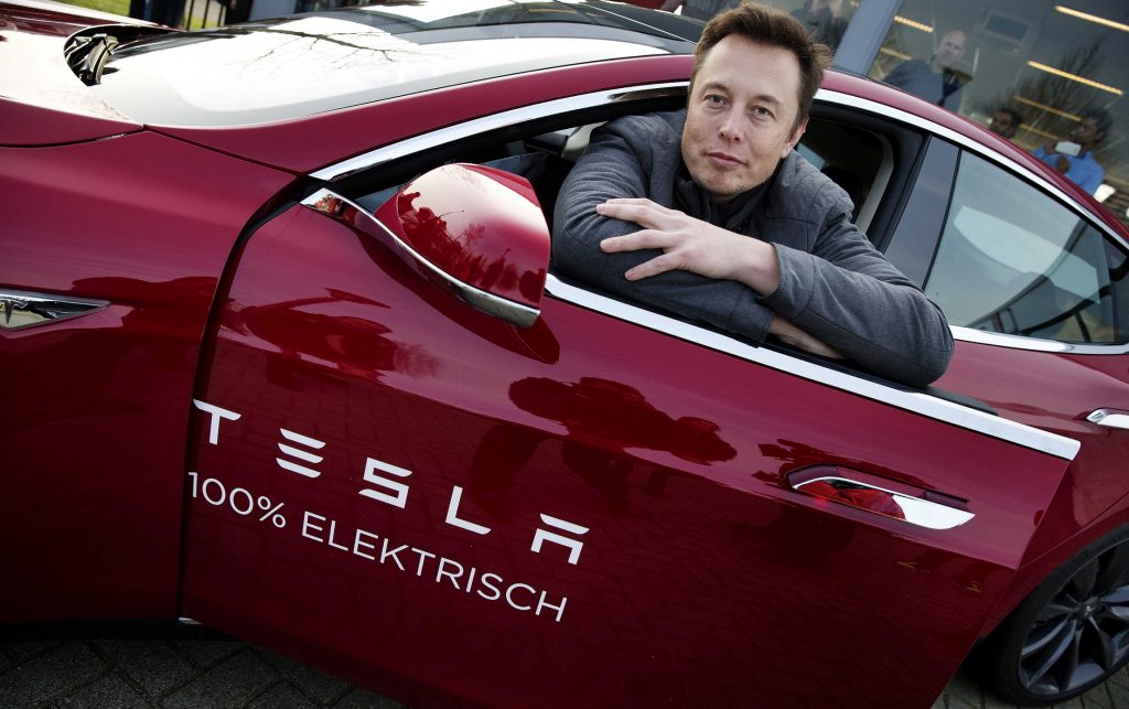 Tesla: acidentes diminuiram após introdução de piloto automático