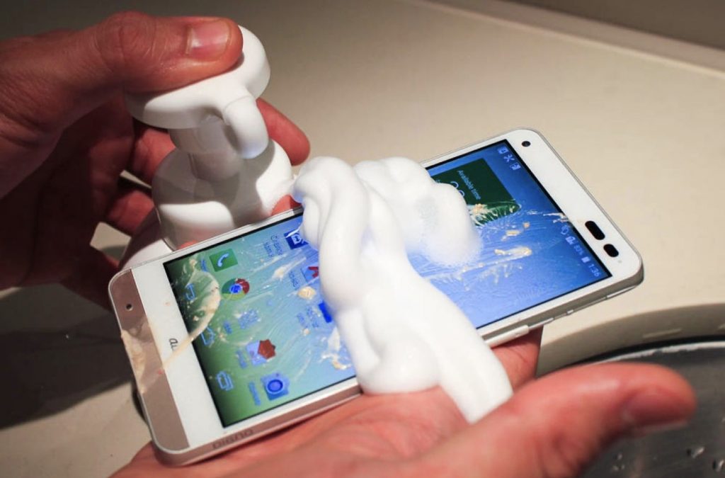 Quer um smartphone que se possa lavar? Já existe e é da Kyocera