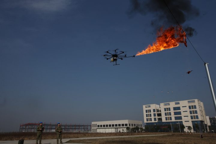 O drone parece ser o modelo DJI S1000 + que transporta um peso de 11 quilos