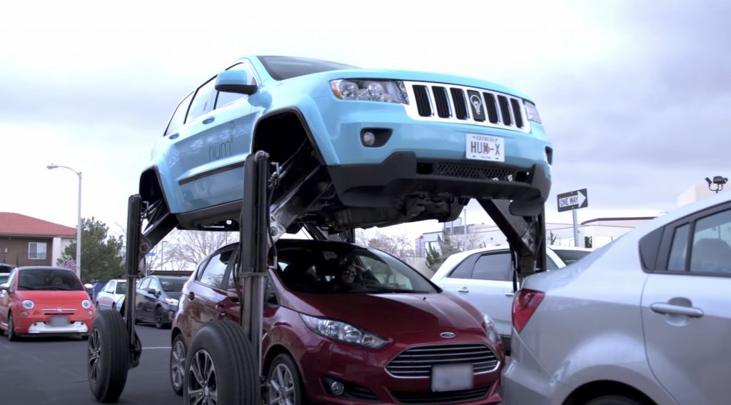 Para este carro não há trânsito… ele passa por cima