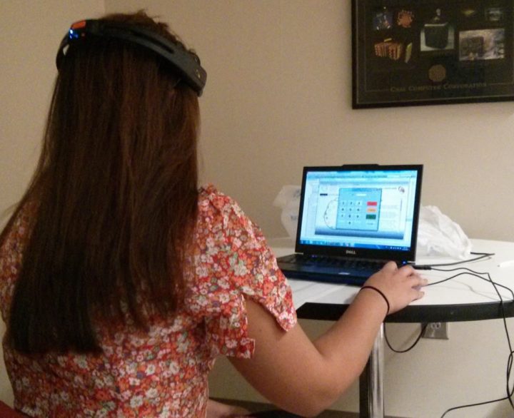 Voluntária testa software de EEG