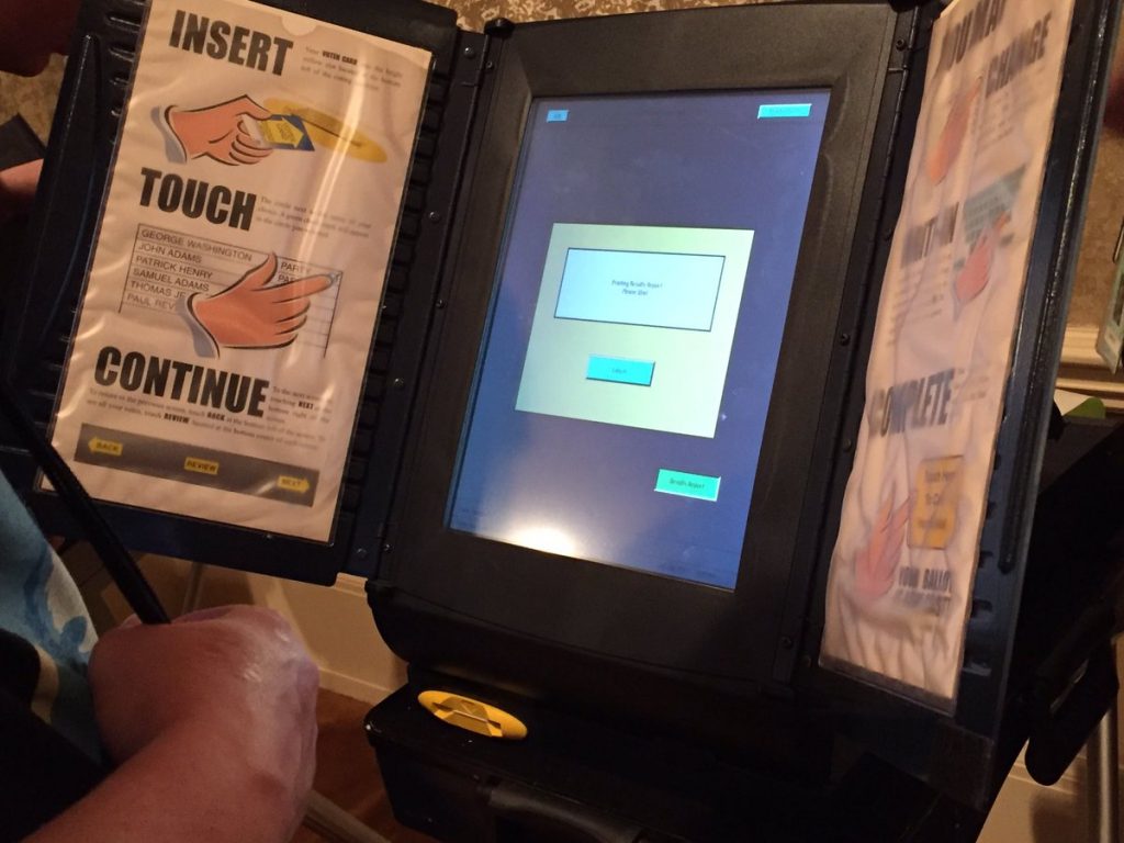 DEF CON: Máquina de Voto americana “hackeada” em 90 minutos