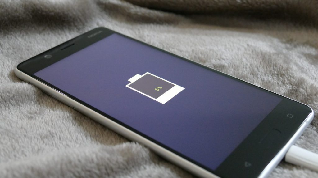 Bateria descarregada? 5 smartphones que vão resolver o problema
