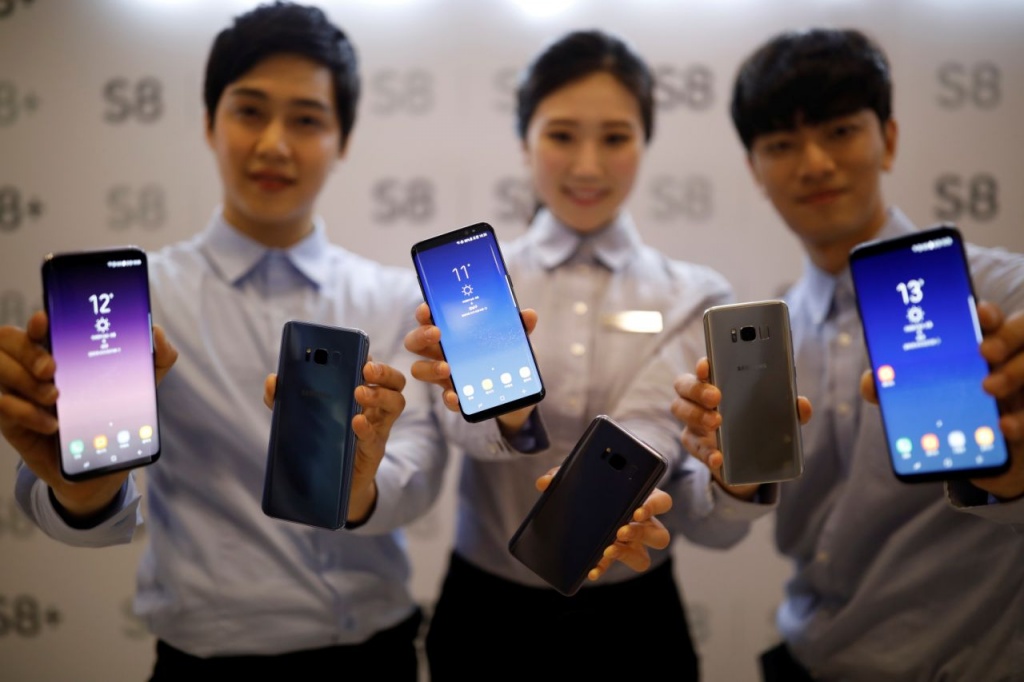 Utilizadores do iPhone menos satisfeitos que os que têm Samsung