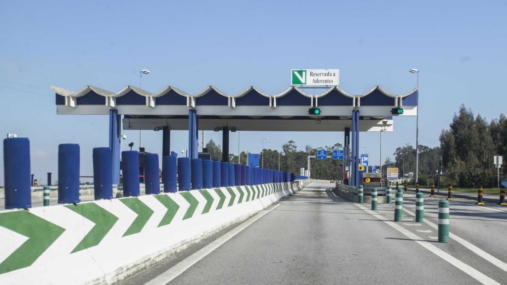 Passou nas portagens sem identificador? O que acontece se não pagar?