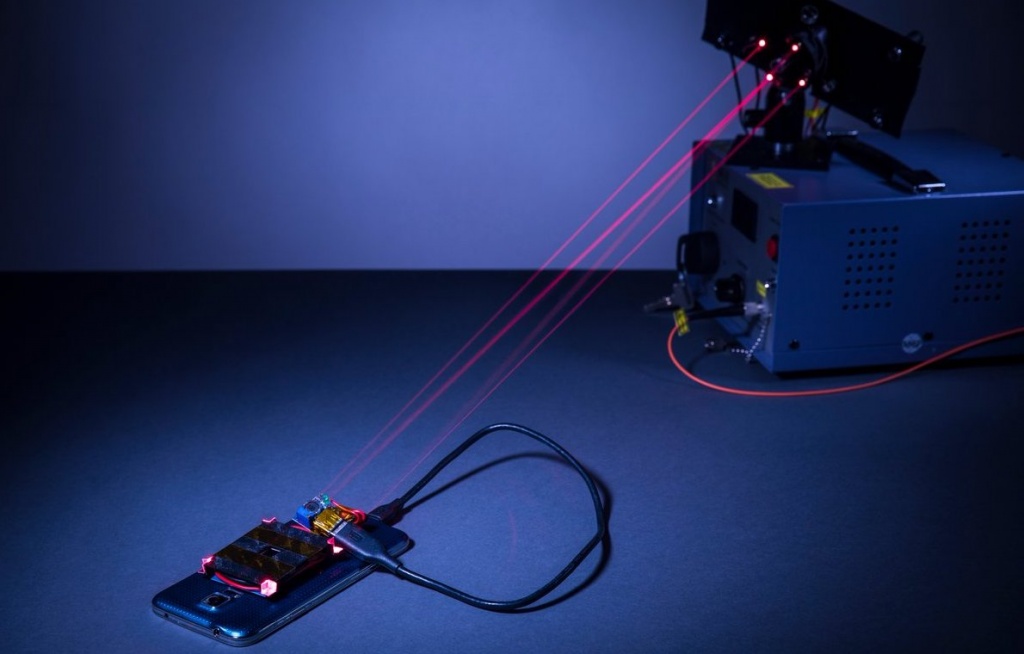 Laser pode carregar a bateria do seu smartphone à distância