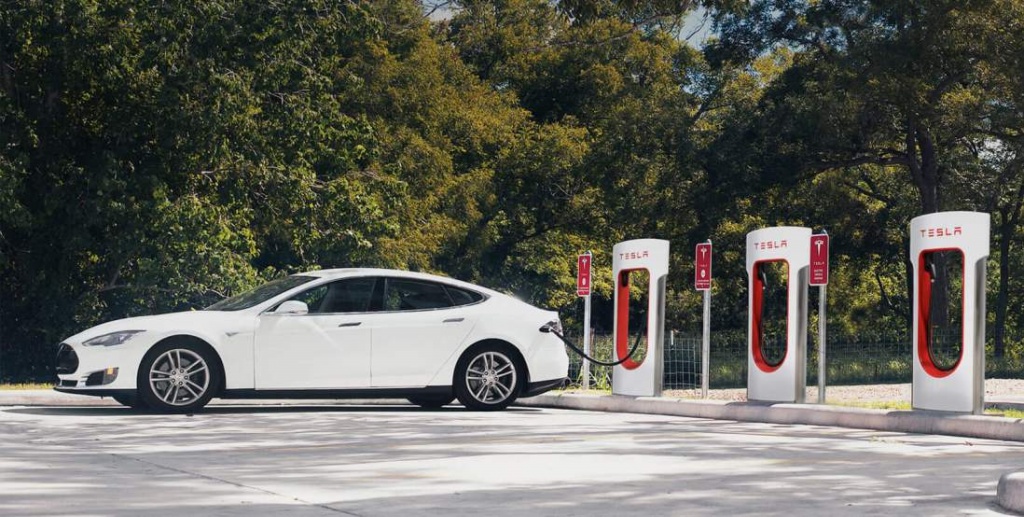 SuperCarregador Tesla já está a ser instalado na Guarda