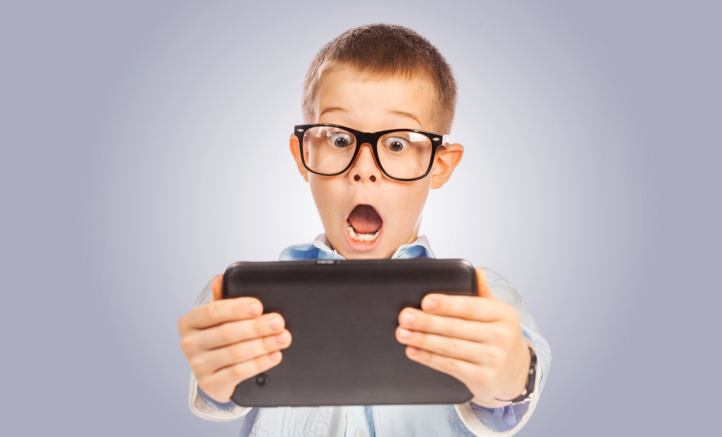 Reino Unido quer limitar tempo que crianças passam frente a ecrãs