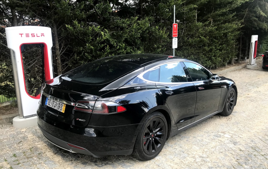 Portugal: Venda de veículos elétricos quase triplicou até abril