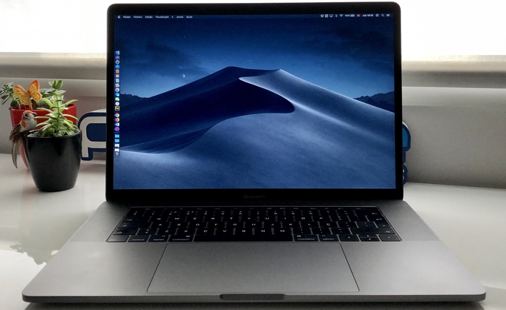 Imagem do MacBook Pro com o novo macOS Mojave