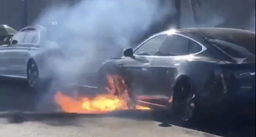 Bateria de um Tesla S começou a arder “sem qualquer acidente”