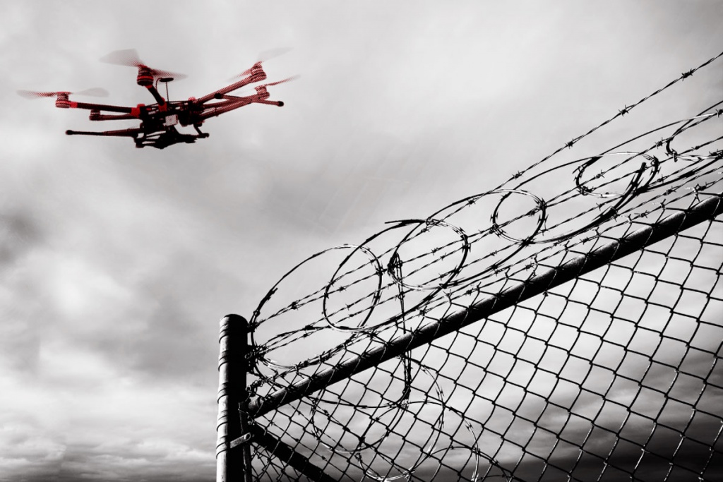 Imagem de drone a sobrevoar uma prisão