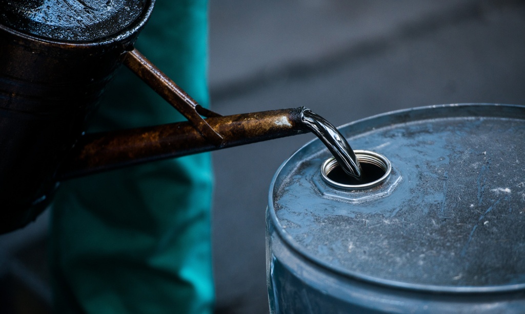 Imagem de uma barril de petróleo a ser ajustado
