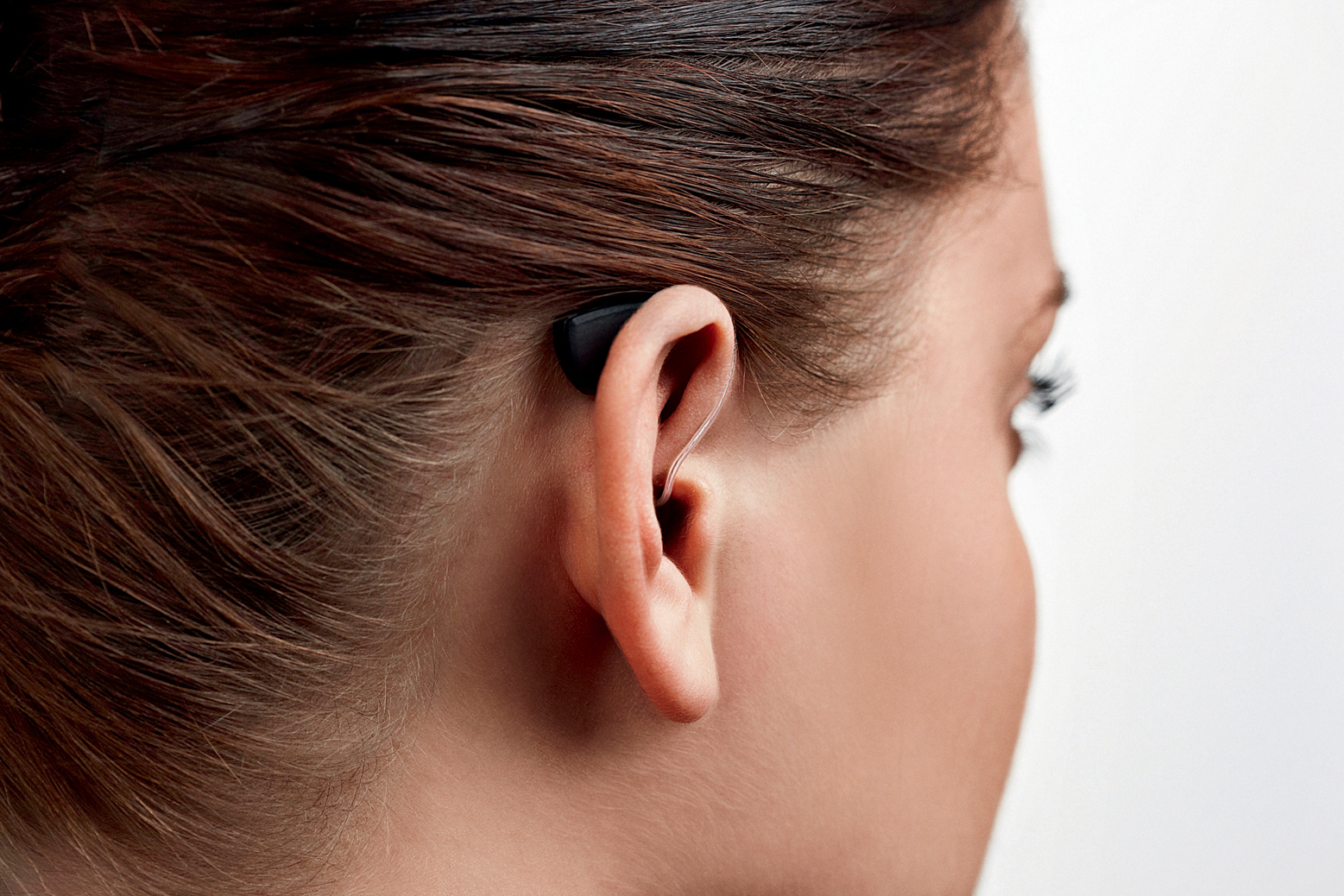 Ear hearing. Слуховой аппарат. Девушка со слуховым аппаратом. Слуховые аппараты в виде сережки.