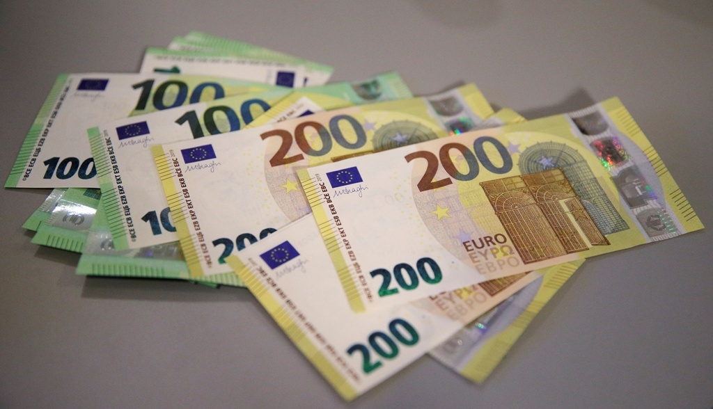 Novas notas de 100 e 200 euros foram apresentadas pelo BCE