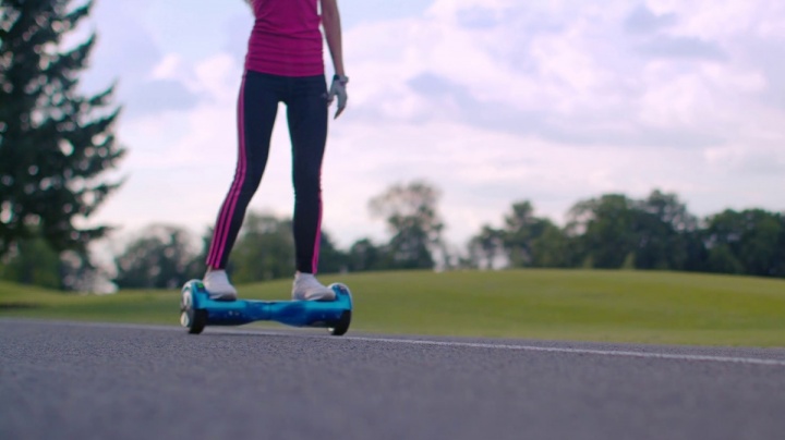 https://pplware.sapo.pt/wp-content/uploads/2018/10/hoverboard_girl-720x404.jpg