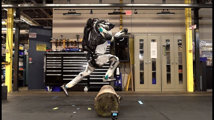 Robô Atlas da Boston Dynamics a fazer parkour