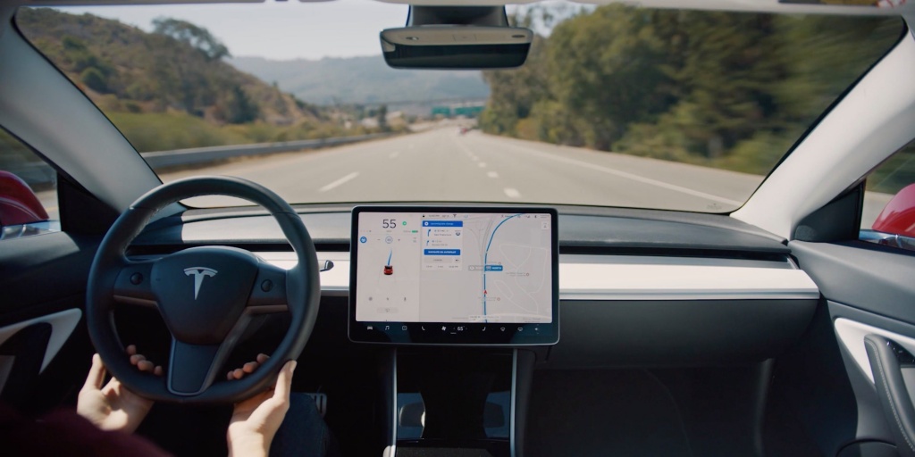 Tesla apresenta em vídeo nova funcionalidade “Navigate on Autopilot”