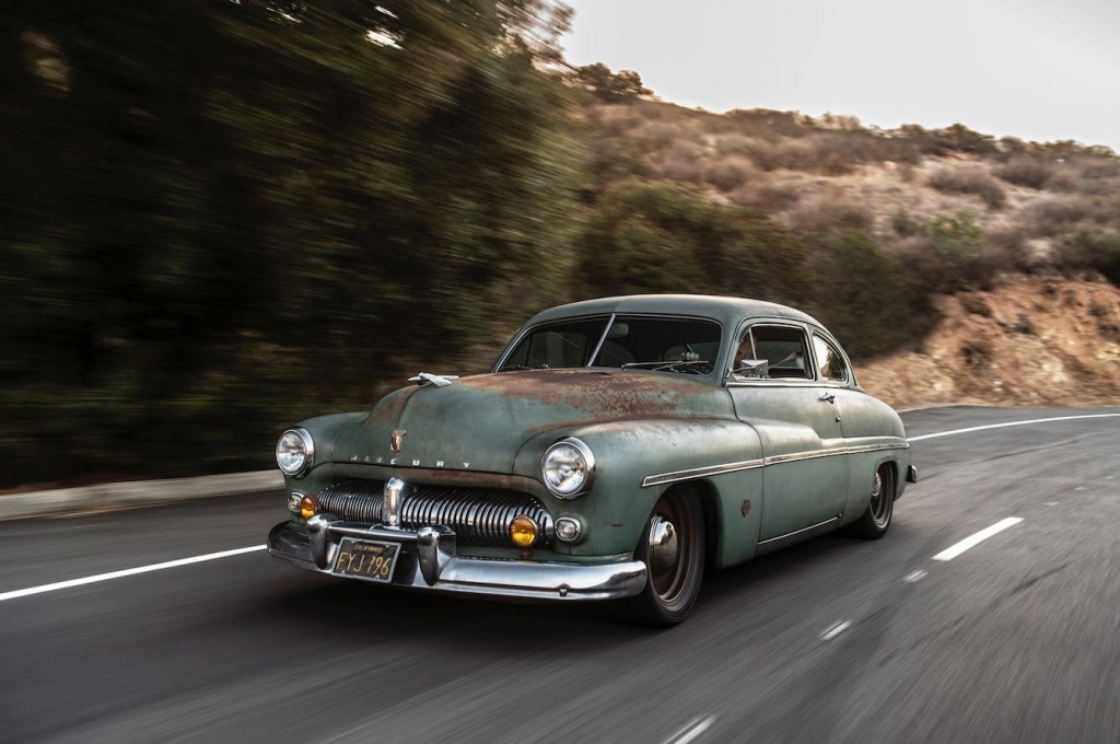 O poder do motor elétrico injeta vida num Mercury 1949