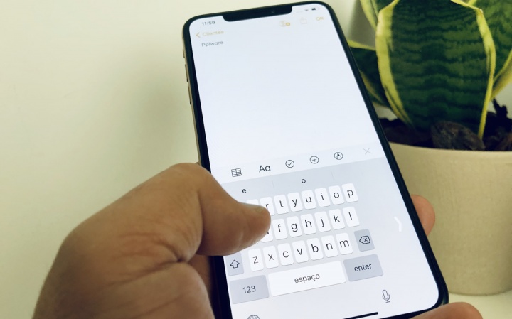 Imagem a usar apenas uma mão na escrita no iPhone