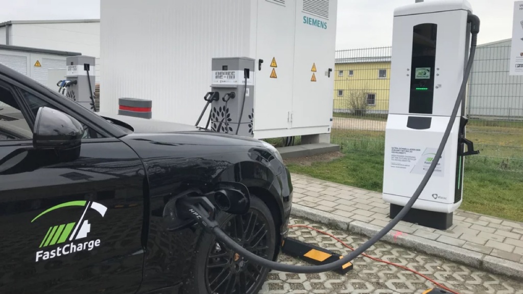 Porsche e BMW apresentam carregador de elétricos 3 vezes mais rápido que o da Tesla