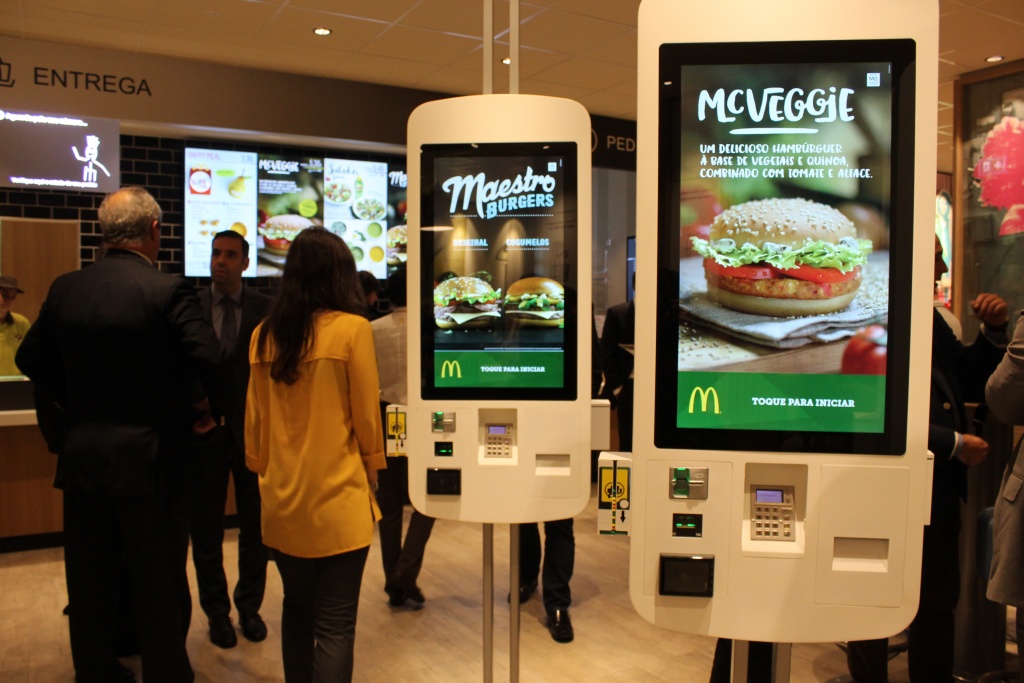 Reino Unido: Ecrãs das máquinas de pré-encomendas McDonald’s têm vestígios de fezes