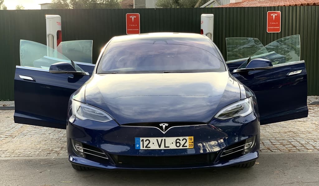 Tesla disponibiliza “Dog Mode” e “Sentry Mode” nos seus veículos