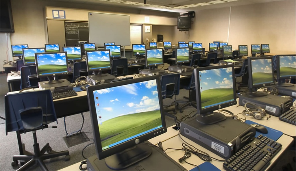 Computadores das escolas estão obsoletos e a “sempre a cair”