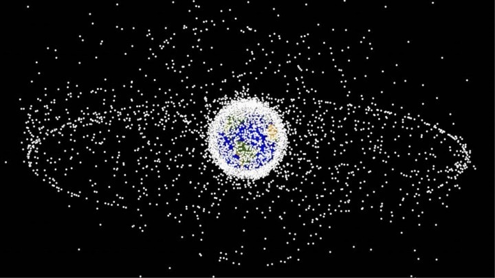 Imagem de lixo a orbitar a terra onde está um saco estranho para astrónomos