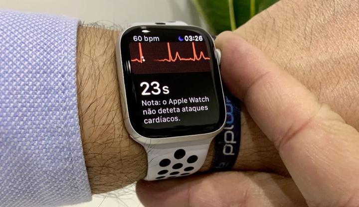 Imagem Apple Watch a fazer ECG com uma derivação